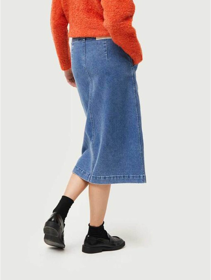 Falda vaquera midi de mujer Delmar. Colección AW24 Compañía Fantástica en candelascloset. Color azul con detalle abertura. 2