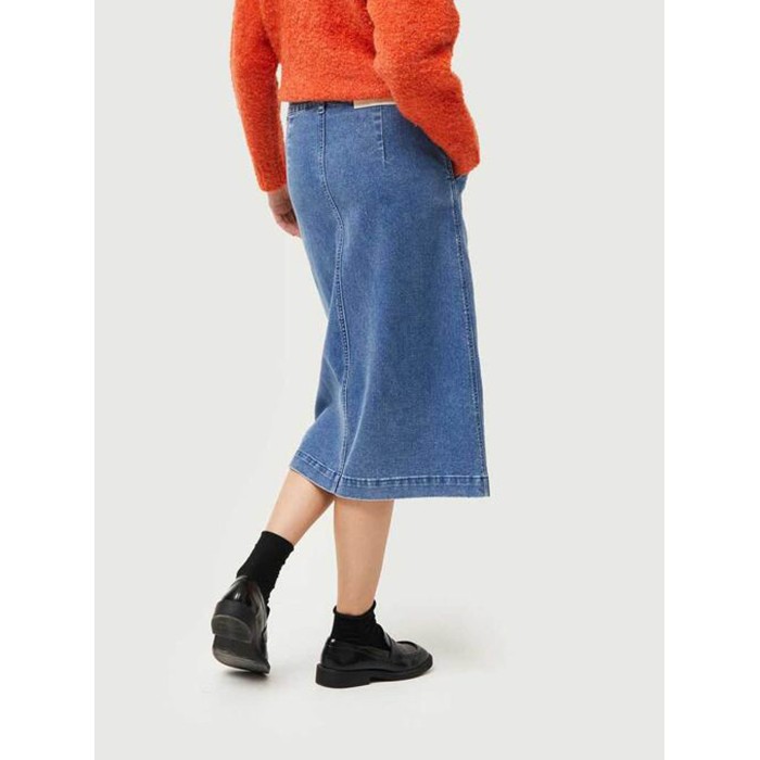 Falda vaquera midi de mujer Delmar. Colección AW24 Compañía Fantástica en candelascloset. Color azul con detalle abertura.