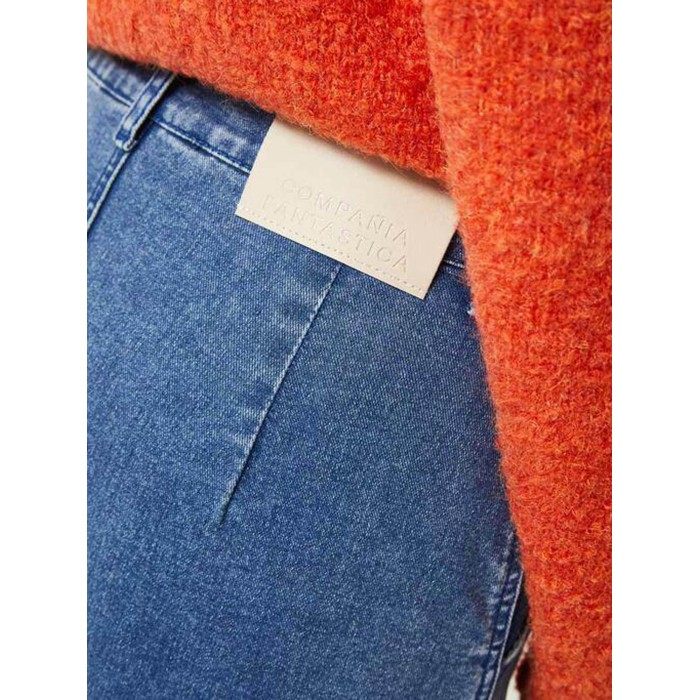 Falda vaquera midi de mujer Delmar. Colección AW24 Compañía Fantástica en candelascloset. Color azul con detalle abertura.