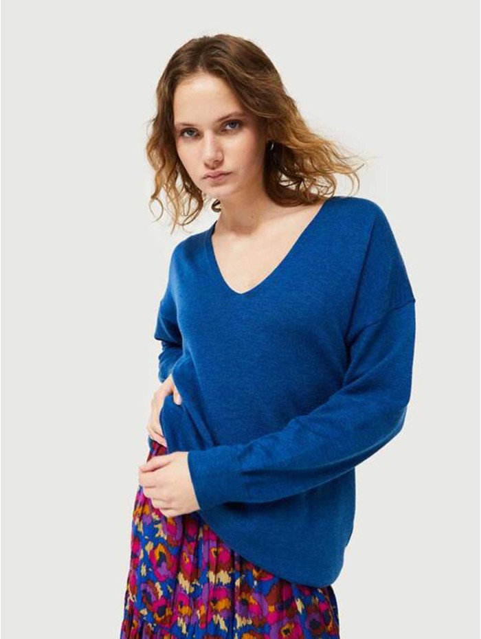 Jersey mujer Mako. Colección AW24 Compañía Fantástica en candelascloset. Punto azul, escote pico y manga larga.
