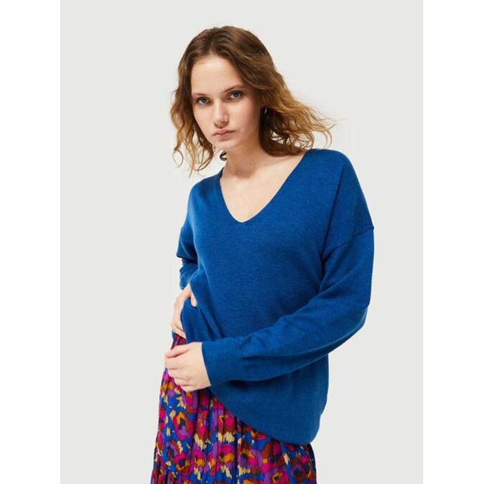Jersey mujer Mako. Colección AW24 Compañía Fantástica en candelascloset. Punto azul, escote pico y manga larga.