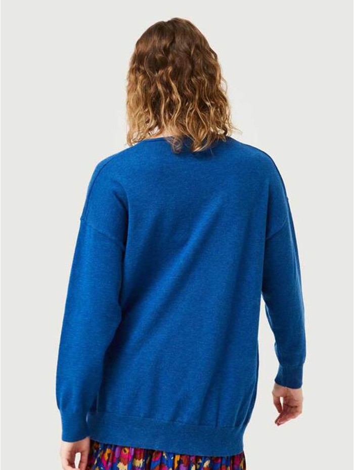 Jersey mujer Mako. Colección AW24 Compañía Fantástica en candelascloset. Punto azul, escote pico y manga larga. 2