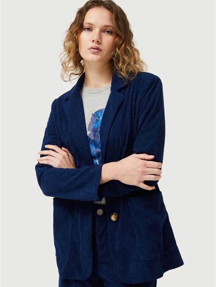 Blazer mujer Marine. Colección AW24 Compañía Fantástica en candelascloset. Tejido micro pana azul marino y botón cierre.