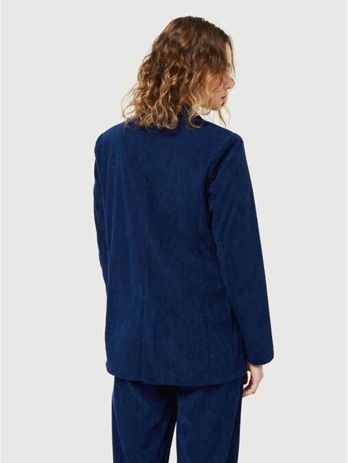 Blazer mujer Marine. Colección AW24 Compañía Fantástica en candelascloset. Tejido micro pana azul marino y botón cierre. 2