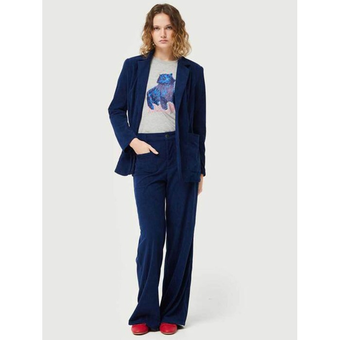 Blazer mujer Marine. Colección AW24 Compañía Fantástica en candelascloset. Tejido micro pana azul marino y botón cierre.