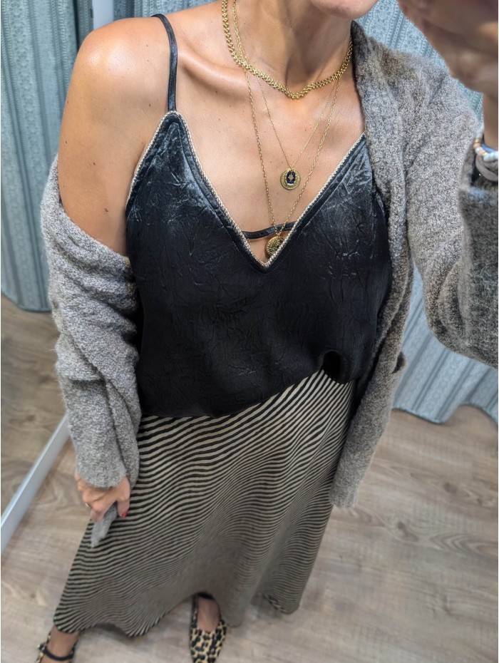 Top de mujer Nella Black. Colección AW24 NKN Nekane en candelascloset. Tejido satinado con tirantes y ribete con fornitura.