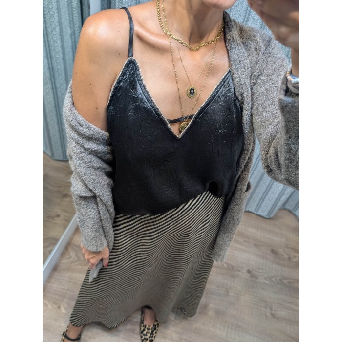 Top de mujer Nella Black. Colección AW24 NKN Nekane en candelascloset. Tejido satinado con tirantes y ribete con fornitura.