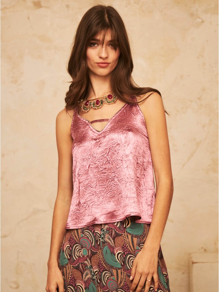 Top de mujer Nella Magenta. Colección AW24 NKN Nekane en candelascloset. Tejido satinado con tirantes y ribete con fornitura.