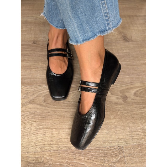 Bailarina Jolie. AW24 Calzado mujer candelascloset. Bailarina piel negra de charol y tiras. Tacón bajo. Made in Spain.