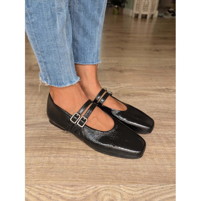 Bailarina Jolie. AW24 Calzado mujer candelascloset. Bailarina piel negra de charol y tiras. Tacón bajo. Made in Spain.