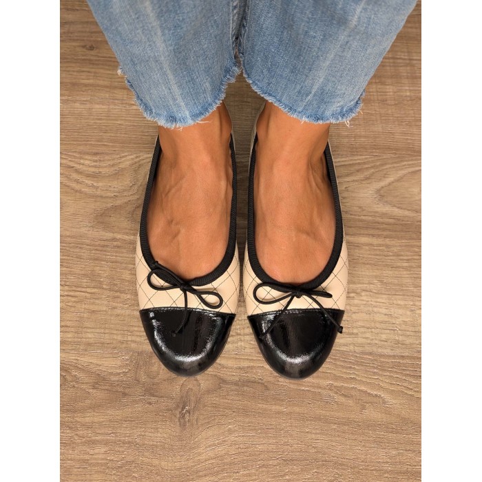 Bailarina mujer Dolly. AW24 Calzado mujer candelascloset. Piel acolchada y puntera piel charol. Tacón bajo. Made in Spain.