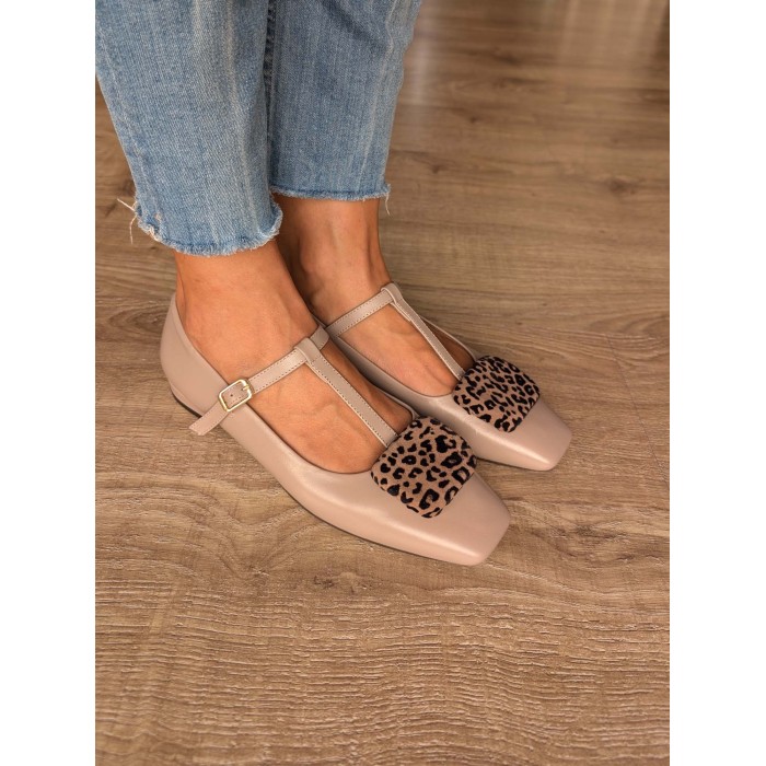 Bailarina mujer Naim. AW24 Calzado mujer candelascloset. Piel topo. Adorno animal print. Tacón bajo. Marca Duit. Made in Spain.