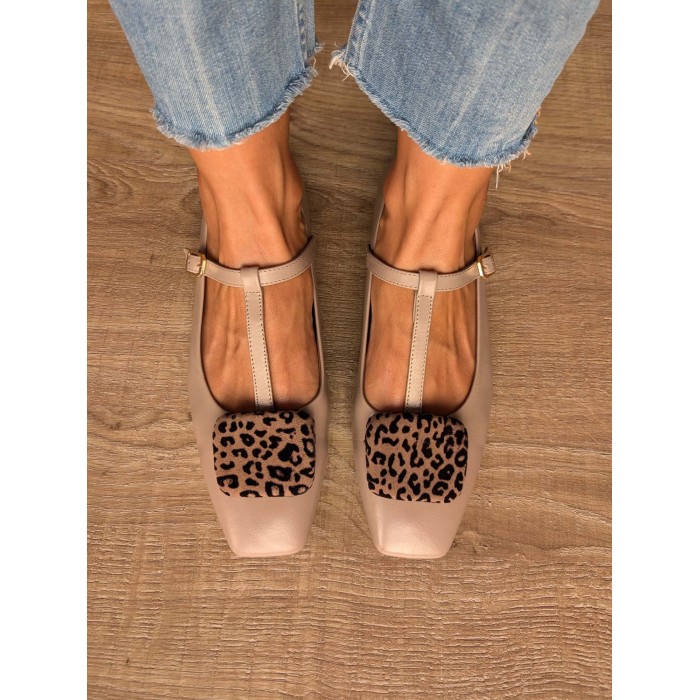 Bailarina mujer Naim. AW24 Calzado mujer candelascloset. Piel topo. Adorno animal print. Tacón bajo. Marca Duit. Made in Spain.