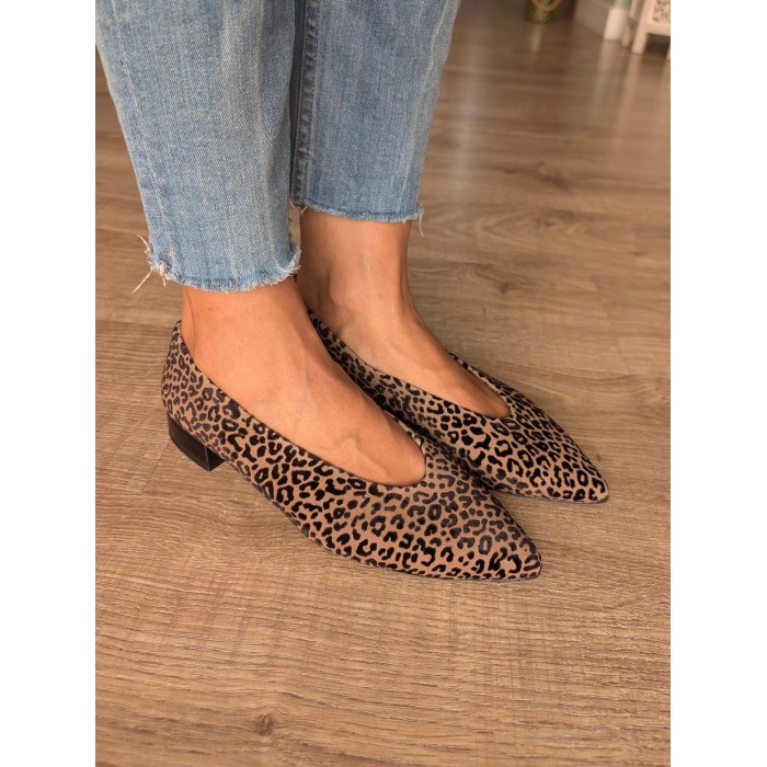 Bailarina mujer Alya. AW24 Calzado mujer candelascloset. Piel animal print. Tacón bajo. Marca Duit. Made in Spain.