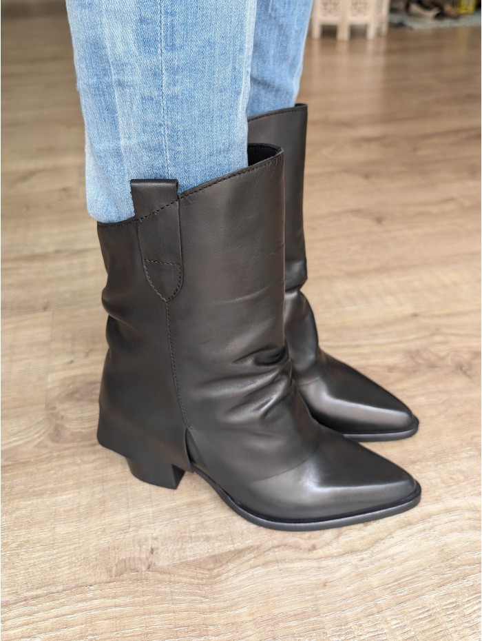 Bota polaina Allure. AW24 Calzado mujer candelascloset. De piel negro, tacón 7 cm y caña media con lengüetas. Made in Spain. 2