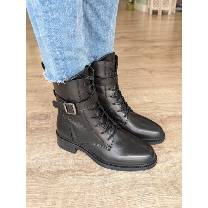 Botín militar Flair. AW24 Calzado mujer candelascloset. De piel negro, tacón 3,5 cm y ajustable con cordones. Made in Spain.