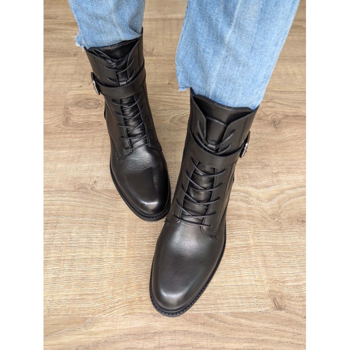 Botín militar Flair. AW24 Calzado mujer candelascloset. De piel negro, tacón 3,5 cm y ajustable con cordones. Made in Spain.
