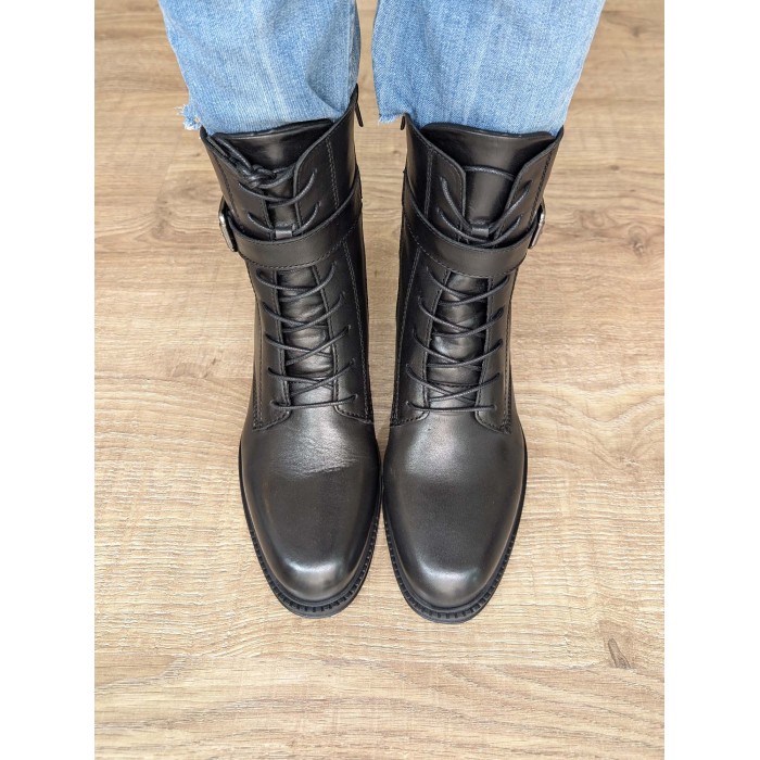 Botín militar Flair. AW24 Calzado mujer candelascloset. De piel negro, tacón 3,5 cm y ajustable con cordones. Made in Spain.