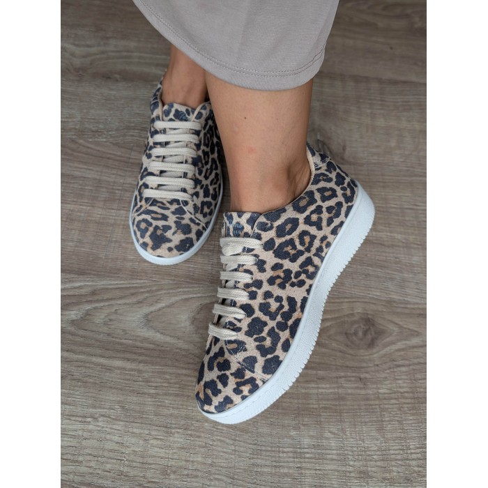 Sneaker Ariadna. AW24 Calzado mujer candelascloset. Deportiva en piel animal print de leopardo y suela blanca. Made in Spain.