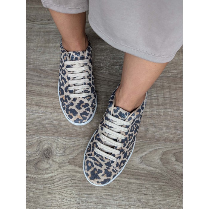 Sneaker Ariadna. AW24 Calzado mujer candelascloset. Deportiva en piel animal print de leopardo y suela blanca. Made in Spain.