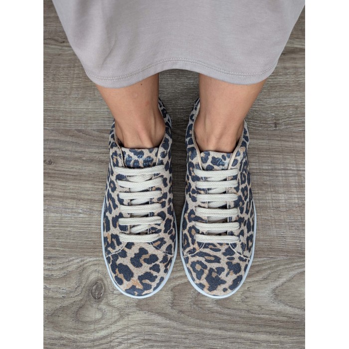 Sneaker Ariadna. AW24 Calzado mujer candelascloset. Deportiva en piel animal print de leopardo y suela blanca. Made in Spain.