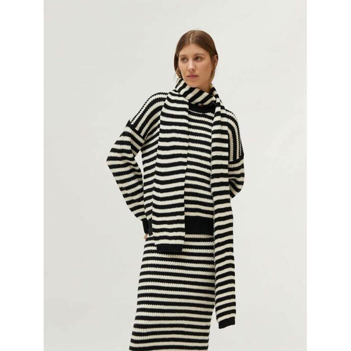 Bufanda larga mujer Mia. Accesorios AW24 Compañía Fantástica en candelascloset. Tejido de punto a rayas negras y blancas.