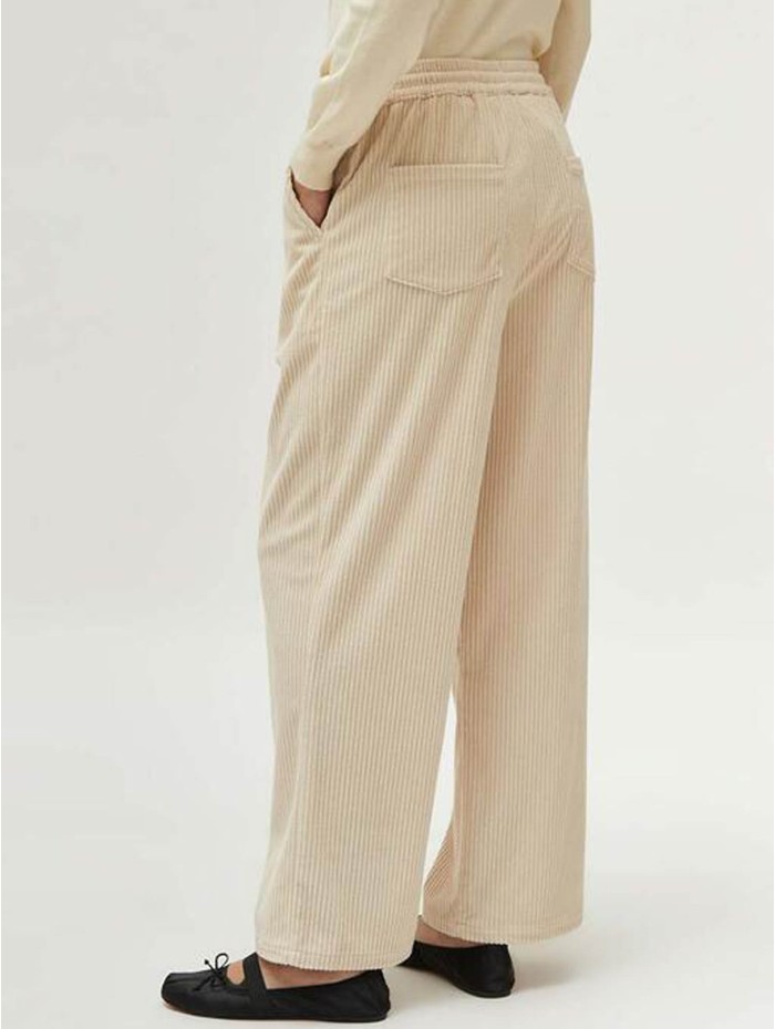 Pantalón largo mujer Vera. Colección AW24 Compañía Fantástica en candelascloset. Tejido de pana blanco roto y cintura elástica. 2