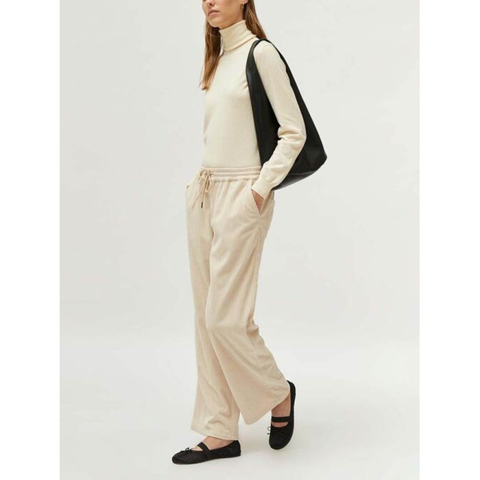 Pantalón largo mujer Vera. Colección AW24 Compañía Fantástica en candelascloset. Tejido de pana blanco roto y cintura elástica.