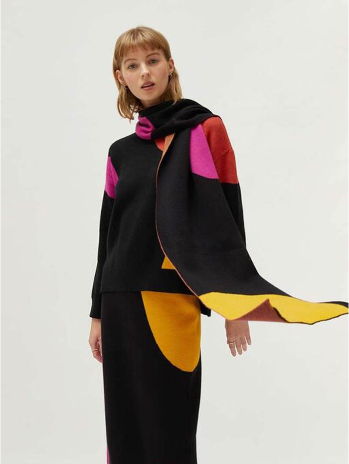 Bufanda mujer Circle. Accesorios AW24 Compañía Fantástica en candelascloset. Punto jacquard negro y estampado gráfico círculos. 2