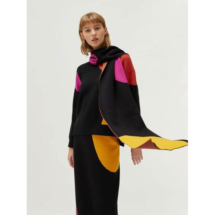 Bufanda mujer Circle. Accesorios AW24 Compañía Fantástica en candelascloset. Punto jacquard negro y estampado gráfico círculos.