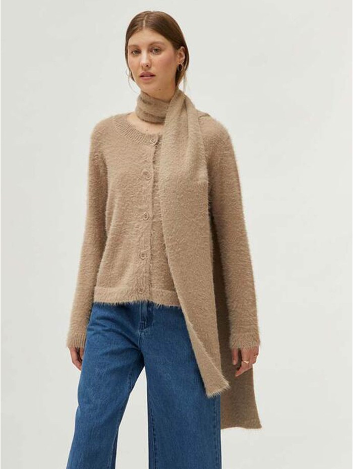 Bufanda larga mujer Mimi. Accesorios AW24 Compañía Fantástica en candelascloset. Tejido de punto con textura color beige.