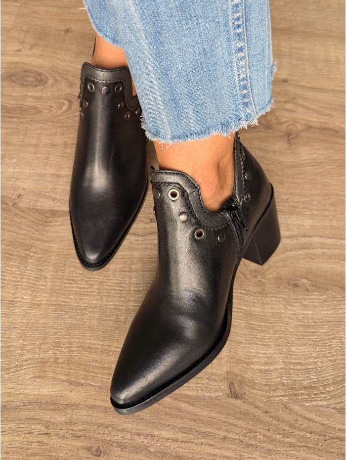 Botín mujer Ridi. AW24 Calzado mujer candelascloset. De piel negro, tacón 6 cm y tachas decorativas. Made in Spain.