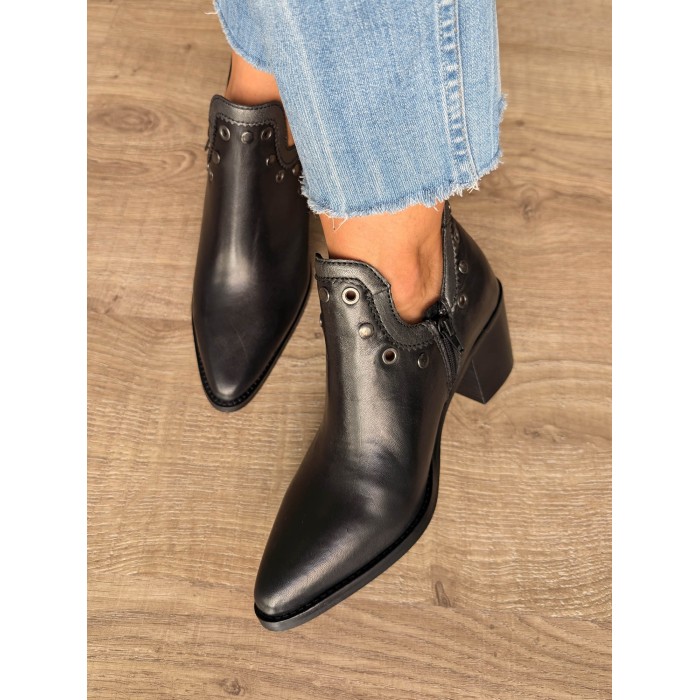 Botín mujer Ridi. AW24 Calzado mujer candelascloset. De piel negro, tacón 6 cm y tachas decorativas. Made in Spain.