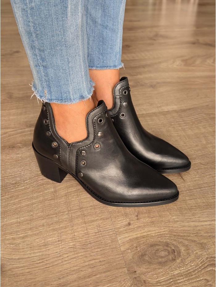 Botín mujer Ridi. AW24 Calzado mujer candelascloset. De piel negro, tacón 6 cm y tachas decorativas. Made in Spain. 2
