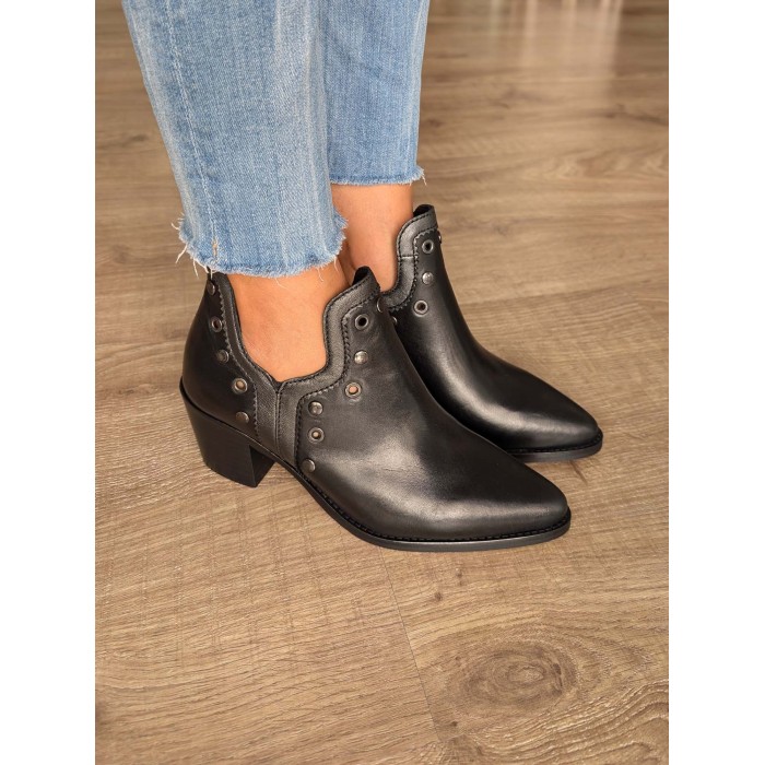 Botín mujer Ridi. AW24 Calzado mujer candelascloset. De piel negro, tacón 6 cm y tachas decorativas. Made in Spain.