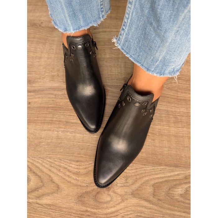 Botín mujer Ridi. AW24 Calzado mujer candelascloset. De piel negro, tacón 6 cm y tachas decorativas. Made in Spain.