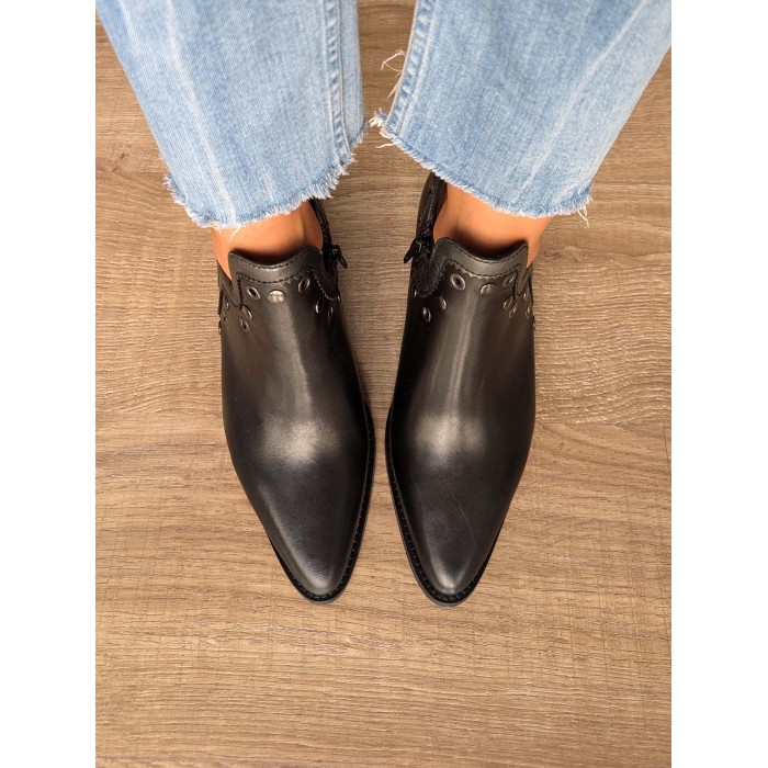 Botín mujer Ridi. AW24 Calzado mujer candelascloset. De piel negro, tacón 6 cm y tachas decorativas. Made in Spain.