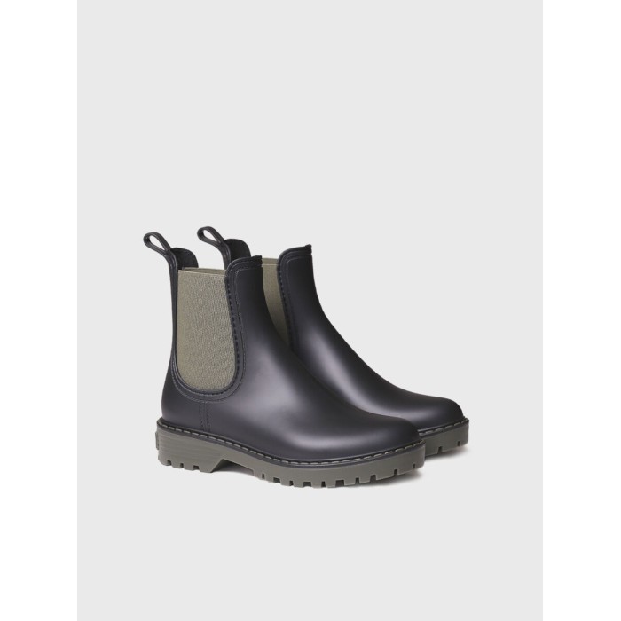 Botín agua Cavour. AW24-25 Calzado mujer candelascloset. Material de goma en tonos negro y verde militar. Made in Spain.