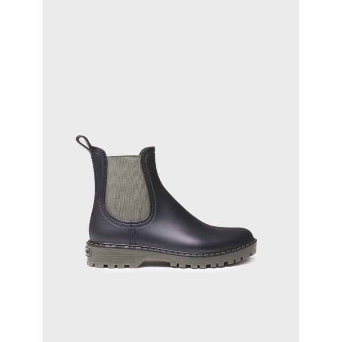 Botín agua Cavour. AW24-25 Calzado mujer candelascloset. Material de goma en tonos negro y verde militar. Made in Spain.