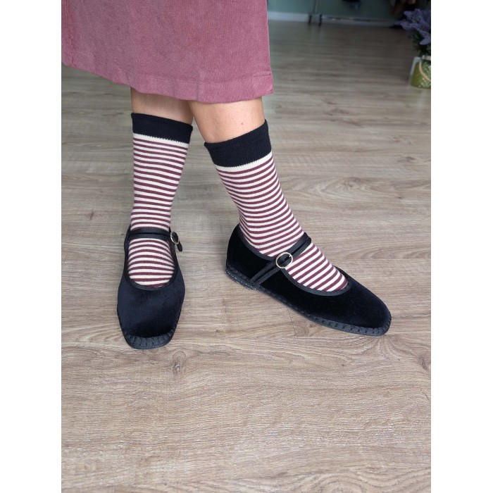 Mercedita Cloe. AW24-25 Calzado mujer candelascloset. De terciopelo negro con tira y hebilla ajustable. Made in Spain.