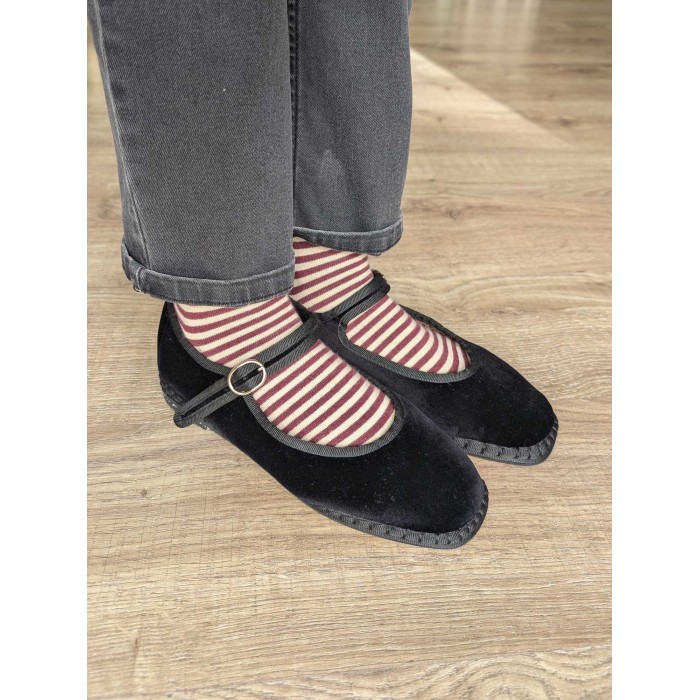 Mercedita Cloe. AW24-25 Calzado mujer candelascloset. De terciopelo negro con tira y hebilla ajustable. Made in Spain.