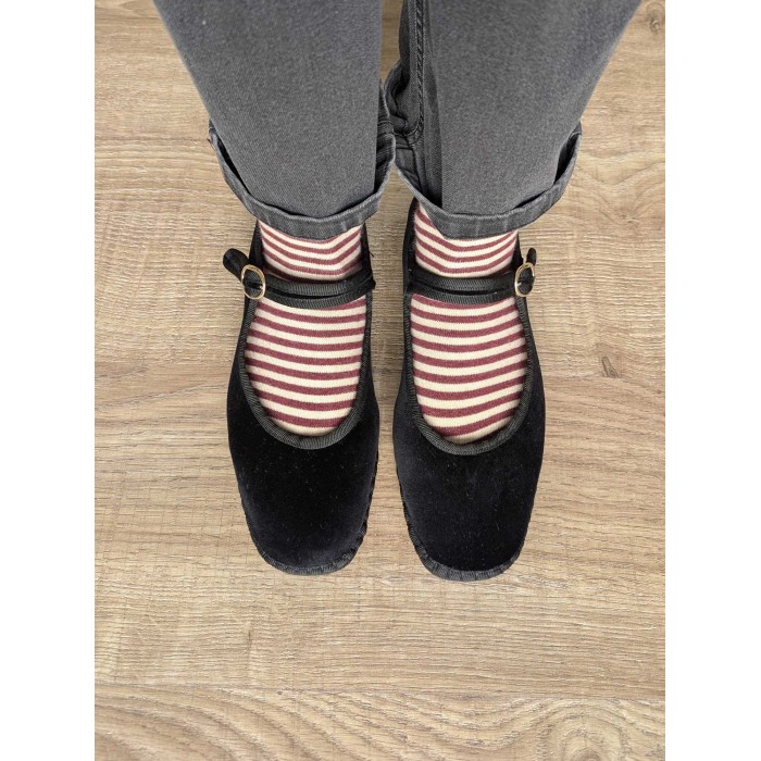 Mercedita Cloe. AW24-25 Calzado mujer candelascloset. De terciopelo negro con tira y hebilla ajustable. Made in Spain.