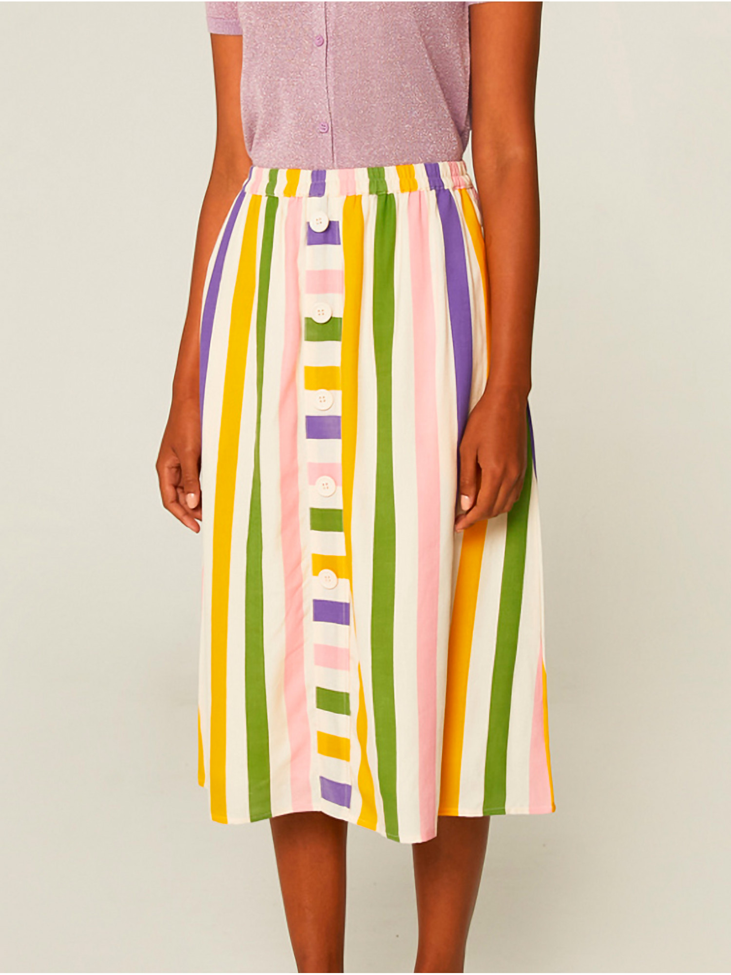 Falda corte midi con cintura elástica y estampado a rayas multicolor de Compañía Fantástica.