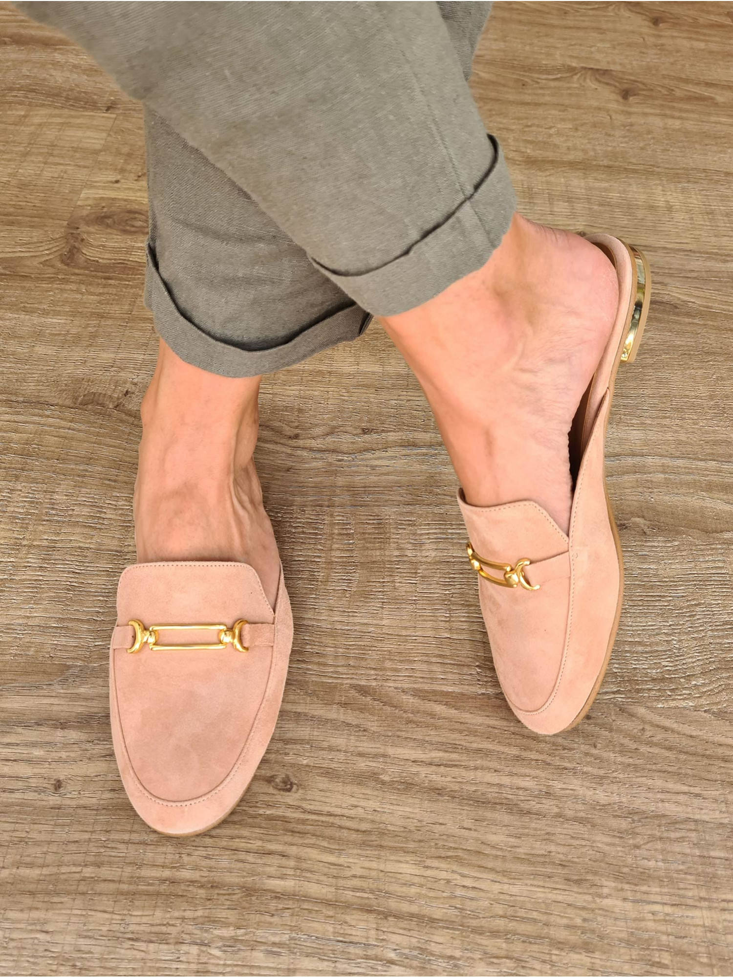 Zapato mocasín plano destalonado. Fabricado en España en piel de ante color nude y detalle de cadena dorada.