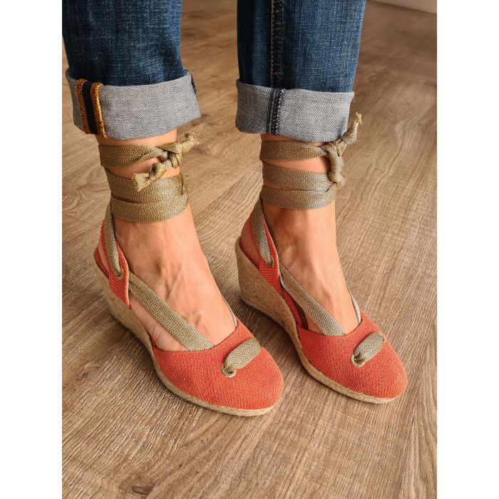 Sandalias de piel con cuña de esparto y cierre en cintas doradas. Producto artesano 100% español.