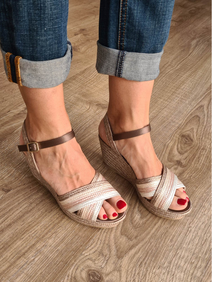 Sandalias de piel trenzada con cuña y cierre en pulsera con hebilla. Fabricadas en España artesanalmente. 2