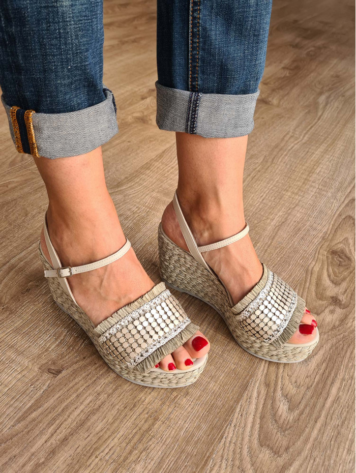 Sandalias de piel trenzada con cuña y cierre en pulsera con hebilla. Decoradas en lentejuelas y flecos. Made in Spain. 2