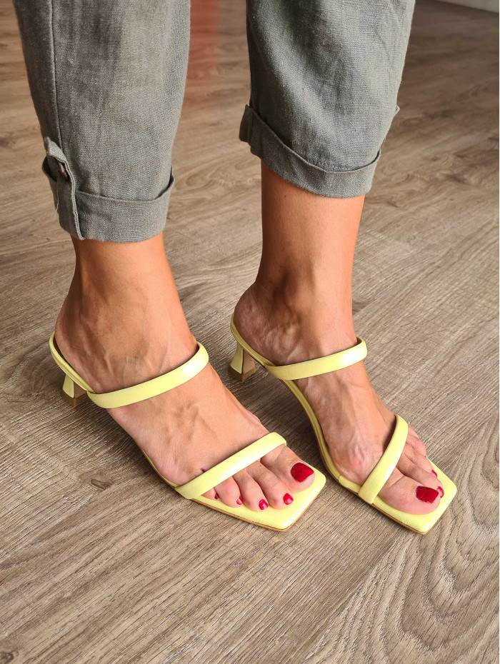 Sandalias de piel amarillas destalonadas para mujer con tiras, suela de cuero y pequeño tacón. 2