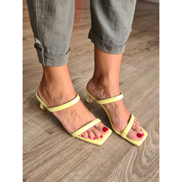 Sandalias de piel amarillas destalonadas para mujer con tiras, suela de cuero y pequeño tacón.