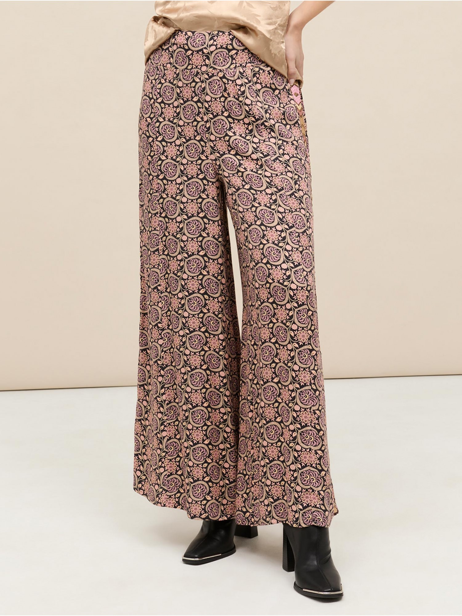 Pantalón largo Linxa NKN Nekane en shop canelascloset. Estampado étnico, bordado lateral y cintura en punto smock para mujer.